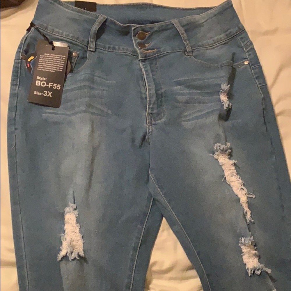 New 3x light wash ripped jeans